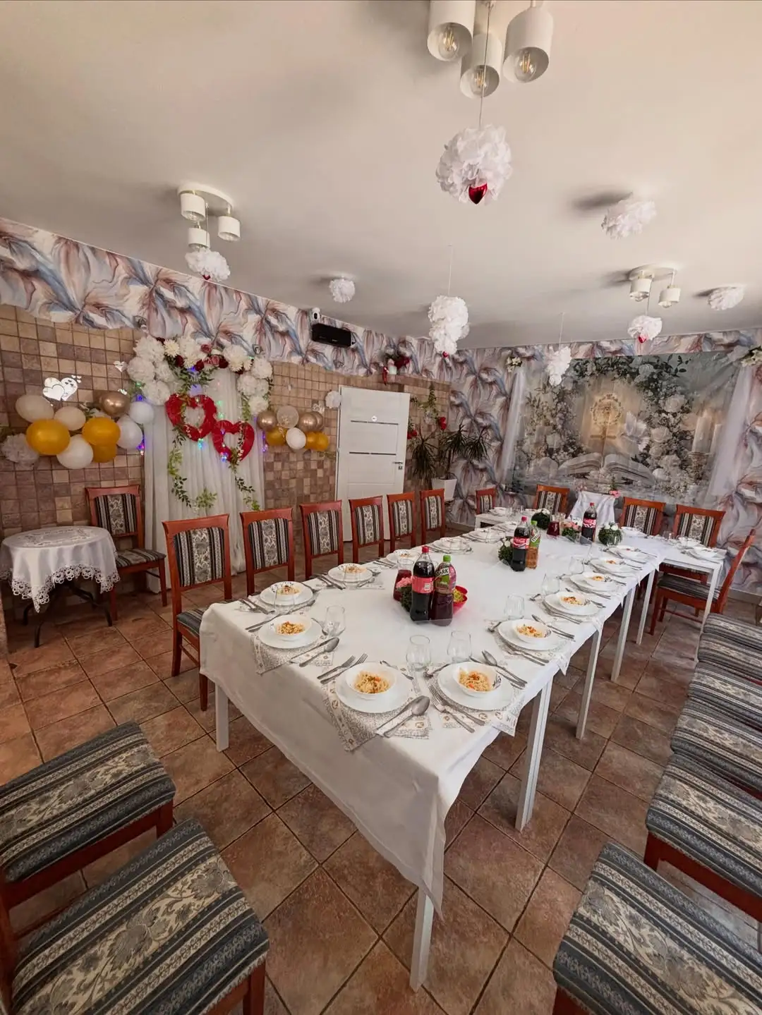 Stół przygotowany na rodzinne spotkanie w restauracji Miłość Na Talerzu
